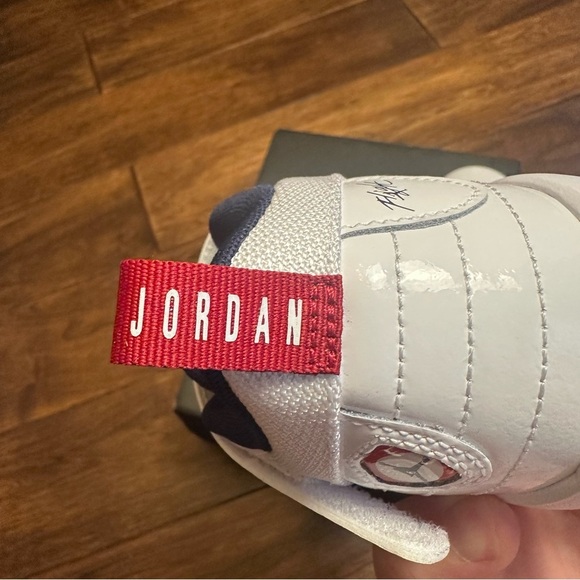 Jordan Max Aura 6 Little Kids' Shoes (White/VarsityRed/Midnight Navy) Size 12c - Picture 6 of 13